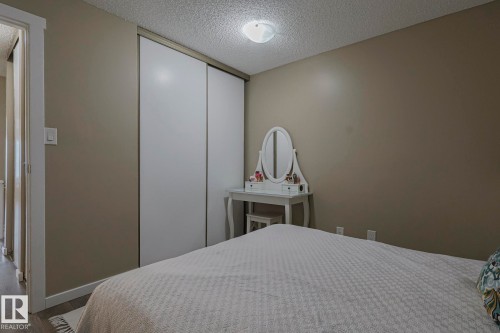 327 Kirkpatrick Crescent, Edmonton, AB - Indoor Photo Showing Bedroom
