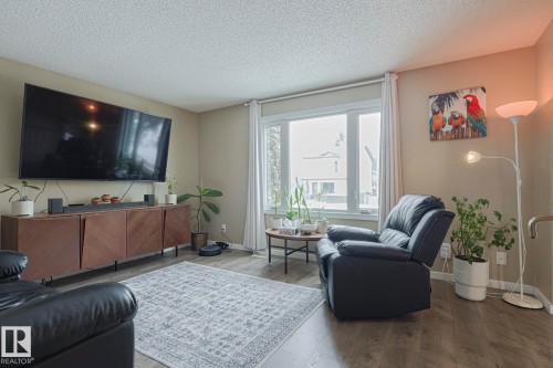 327 Kirkpatrick Crescent, Edmonton, AB - Indoor Photo Showing Living Room