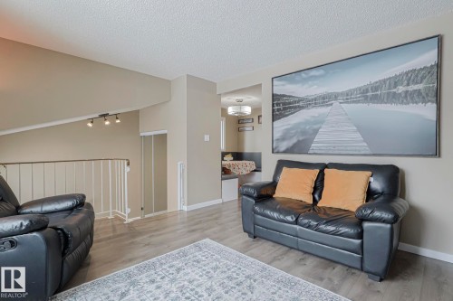 327 Kirkpatrick Crescent, Edmonton, AB - Indoor Photo Showing Living Room