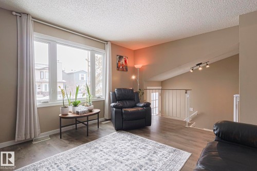 327 Kirkpatrick Crescent, Edmonton, AB - Indoor Photo Showing Living Room