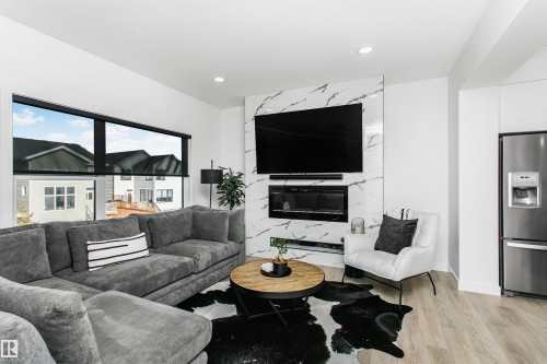 8280 Chappelle Way, Edmonton, AB - Indoor Photo Showing Living Room