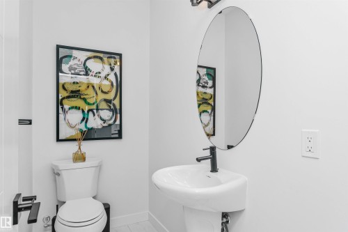 8280 Chappelle Way, Edmonton, AB - Indoor Photo Showing Bathroom