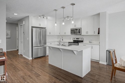 41 Robin Way, St. Albert, AB - Indoor Photo Showing Kitchen With Double Sink With Upgraded Kitchen