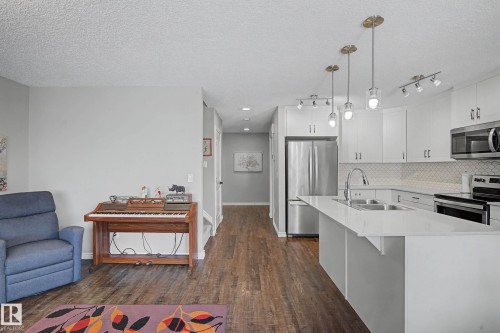 41 Robin Way, St. Albert, AB - Indoor Photo Showing Kitchen With Double Sink With Upgraded Kitchen