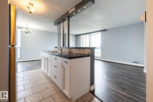 Spacious island with raised eating bar - 911 10883 Saskatchewan Drive, Edmonton, AB - Indoor