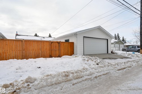 Snow covered garage featuring a detached garage - 13932 118 Avenue, Edmonton, AB - Outdoor