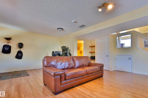1467 Grant Way, Edmonton, AB - Indoor Photo Showing Living Room