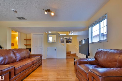 1467 Grant Way, Edmonton, AB - Indoor Photo Showing Living Room
