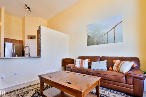 1467 Grant Way, Edmonton, AB - Indoor Photo Showing Living Room