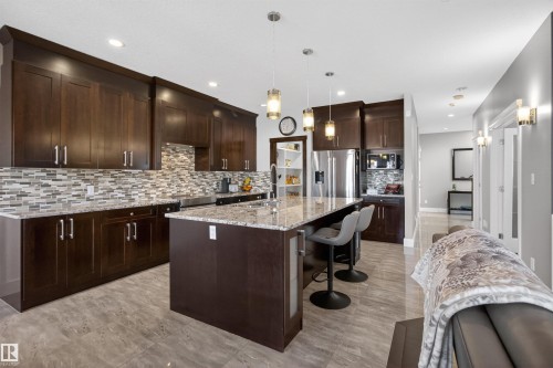 207 Bremner Crescent, Fort Saskatchewan, AB - Indoor Photo Showing Kitchen With Upgraded Kitchen