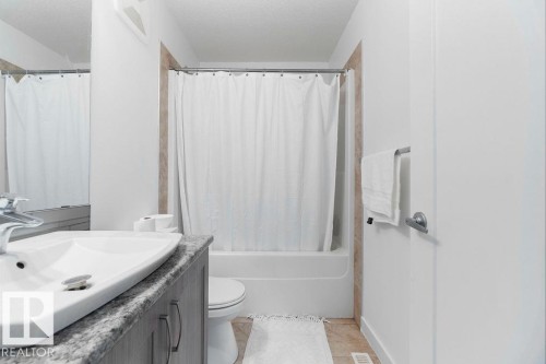 221 Cy Becker Blvd, Edmonton, AB - Indoor Photo Showing Bathroom