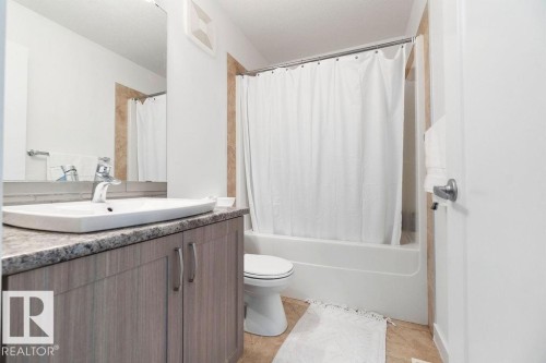 221 Cy Becker Blvd, Edmonton, AB - Indoor Photo Showing Bathroom