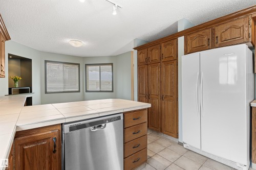 205 Oeming Road, Edmonton, AB - Indoor Photo Showing Kitchen