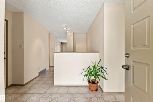 205 Oeming Road, Edmonton, AB - Indoor