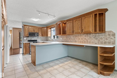 205 Oeming Road, Edmonton, AB - Indoor Photo Showing Kitchen