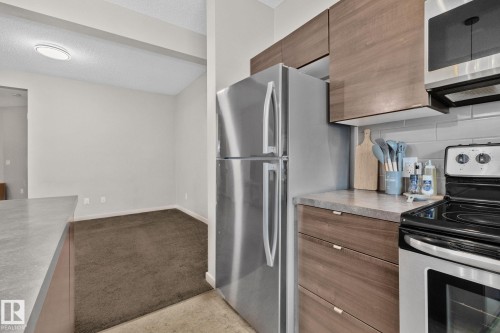 11 3710 Allan Drive, Edmonton, AB - Indoor Photo Showing Kitchen
