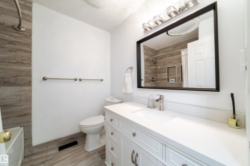 18007 57 Avenue, Edmonton, AB - Indoor Photo Showing Bathroom