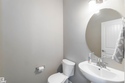 435 41 Avenue, Edmonton, AB - Indoor Photo Showing Bathroom