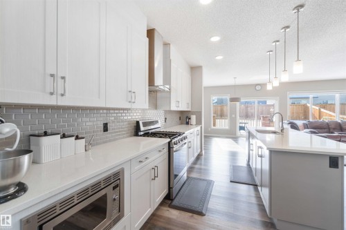 435 41 Avenue, Edmonton, AB - Indoor Photo Showing Kitchen With Upgraded Kitchen