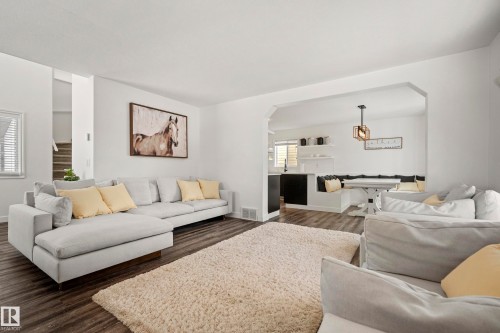 8318 Shaske Crescent, Edmonton, AB - Indoor Photo Showing Living Room