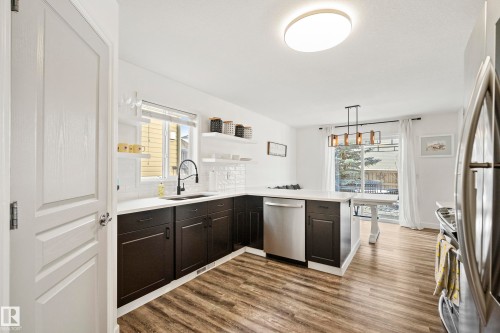 8318 Shaske Crescent, Edmonton, AB - Indoor Photo Showing Kitchen With Upgraded Kitchen