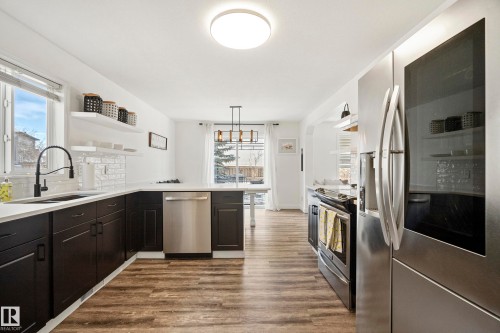 8318 Shaske Crescent, Edmonton, AB - Indoor Photo Showing Kitchen With Upgraded Kitchen