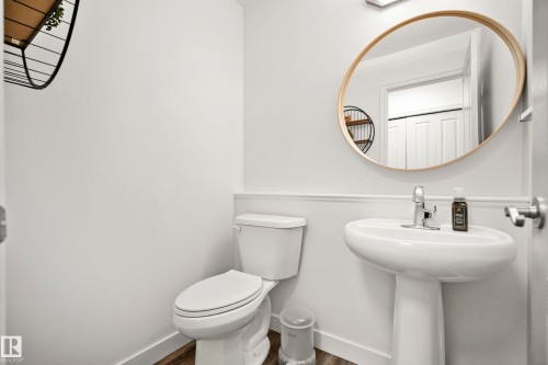 8318 Shaske Crescent, Edmonton, AB - Indoor Photo Showing Bathroom