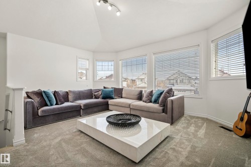8318 Shaske Crescent, Edmonton, AB - Indoor Photo Showing Living Room
