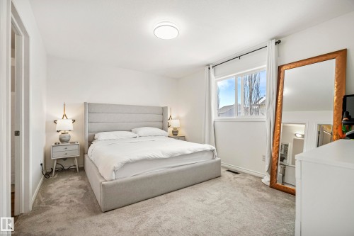 8318 Shaske Crescent, Edmonton, AB - Indoor Photo Showing Bedroom