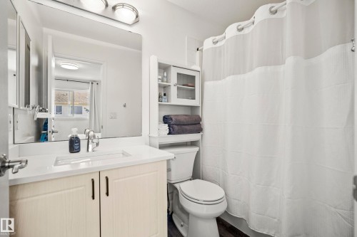 8318 Shaske Crescent, Edmonton, AB - Indoor Photo Showing Bathroom