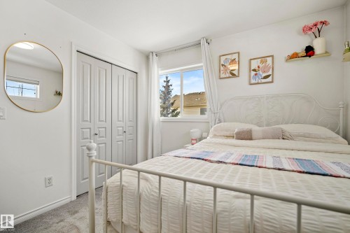 8318 Shaske Crescent, Edmonton, AB - Indoor Photo Showing Bedroom