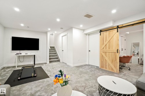 8318 Shaske Crescent, Edmonton, AB - Indoor