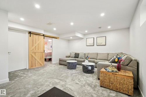 8318 Shaske Crescent, Edmonton, AB - Indoor