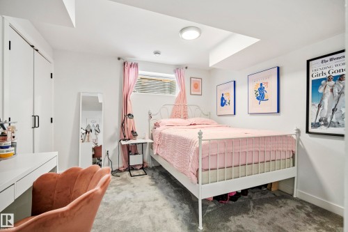 8318 Shaske Crescent, Edmonton, AB - Indoor Photo Showing Bedroom