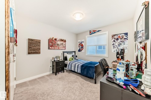 The property features a room with light-colored walls and carpet flooring - 11 Etoile Cres N, St. Albert, AB - Indoor Photo Showing Bedroom