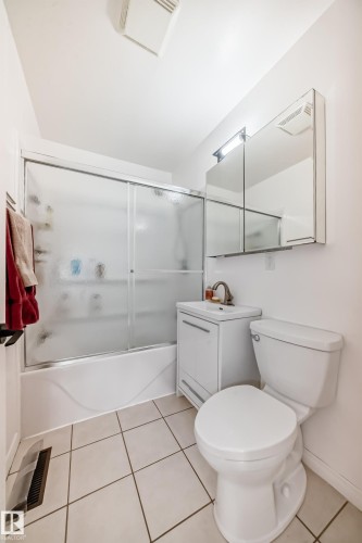 10703 65 Avenue, Edmonton, AB - Indoor Photo Showing Bathroom