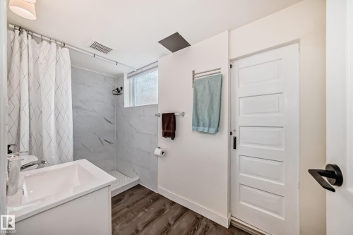 10703 65 Avenue, Edmonton, AB - Indoor Photo Showing Bathroom