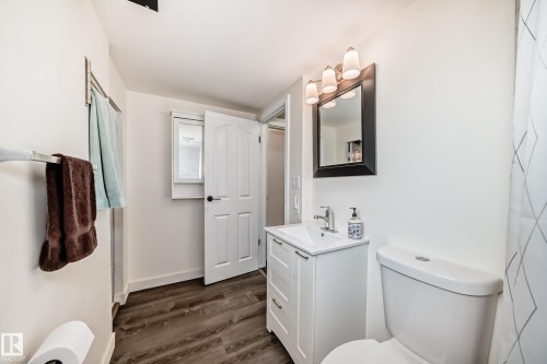 10703 65 Avenue, Edmonton, AB - Indoor Photo Showing Bathroom