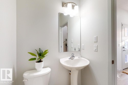 19111 20 Avenue, Edmonton, AB - Indoor Photo Showing Bathroom