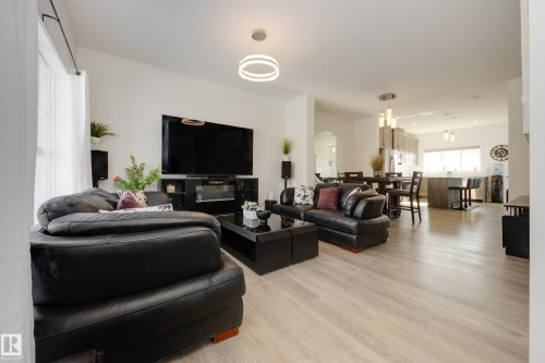 5181 Edgemont Boulevard, Edmonton, AB - Indoor Photo Showing Living Room