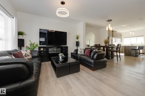 5181 Edgemont Boulevard, Edmonton, AB - Indoor Photo Showing Living Room