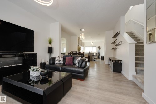 5181 Edgemont Boulevard, Edmonton, AB - Indoor Photo Showing Living Room