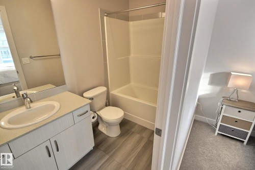 846 Daniels Way, Edmonton, AB - Indoor Photo Showing Bathroom