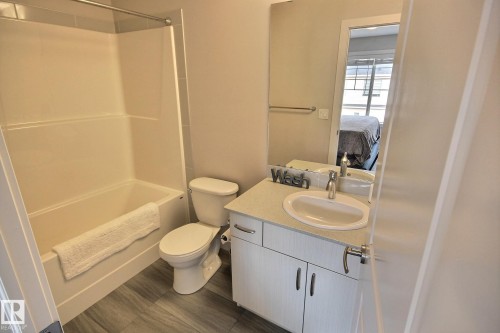 846 Daniels Way, Edmonton, AB - Indoor Photo Showing Bathroom