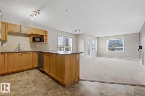 125 1520 Hammond Gate Nw, Edmonton, AB - Indoor Photo Showing Kitchen