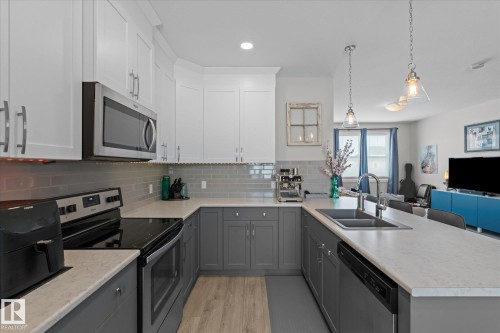6 Hemingway Crescent, Spruce Grove, AB - Indoor Photo Showing Kitchen With Double Sink With Upgraded Kitchen
