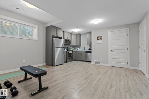 6 Hemingway Crescent, Spruce Grove, AB - Indoor Photo Showing Kitchen