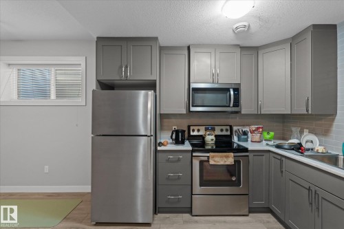 6 Hemingway Crescent, Spruce Grove, AB - Indoor Photo Showing Kitchen