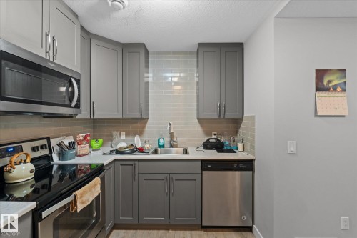6 Hemingway Crescent, Spruce Grove, AB - Indoor Photo Showing Kitchen