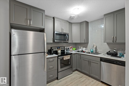 6 Hemingway Crescent, Spruce Grove, AB - Indoor Photo Showing Kitchen With Upgraded Kitchen